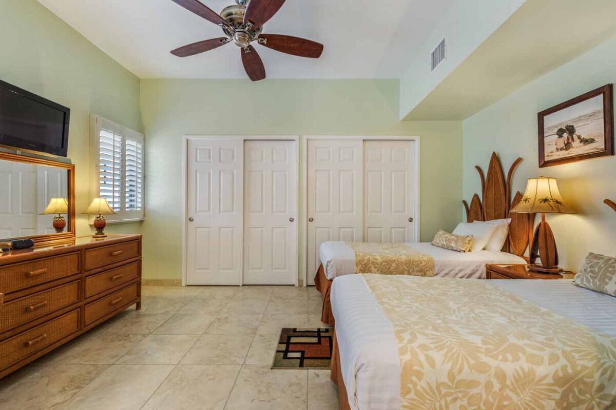 Kona Adventure! 2 Great Units, Oceanfront Property, 2 Pools, Free Parking