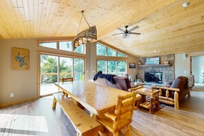 TV, fireplace, stereo - NEW lakefront escape with dock, game room, kayaks, 2 master suites & large deck (Three Lakes)