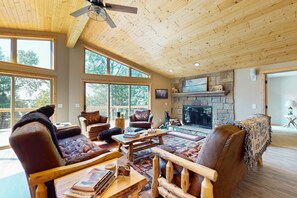 TV, fireplace, stereo - NEW lakefront escape with dock, game room, kayaks, 2 master suites & large deck (Three Lakes)
