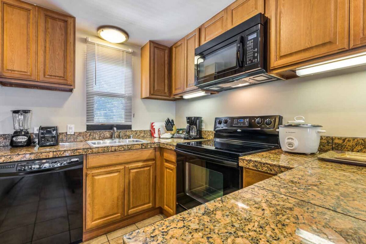 Your Kona Coast Adventure Starts Here! 2 Relaxing Units, 2 Pools, Full Kitchen