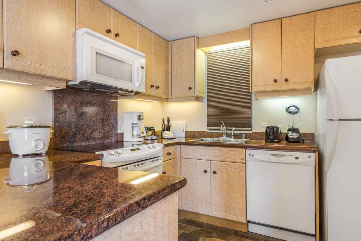 Kailua-Kona Getaway! 2 Convenient Units, 2 Pools, Free Parking, Tennis Courts