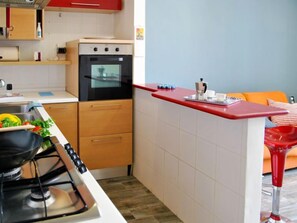 Frigorífico, horno, lavavajillas y utensilios de cocina