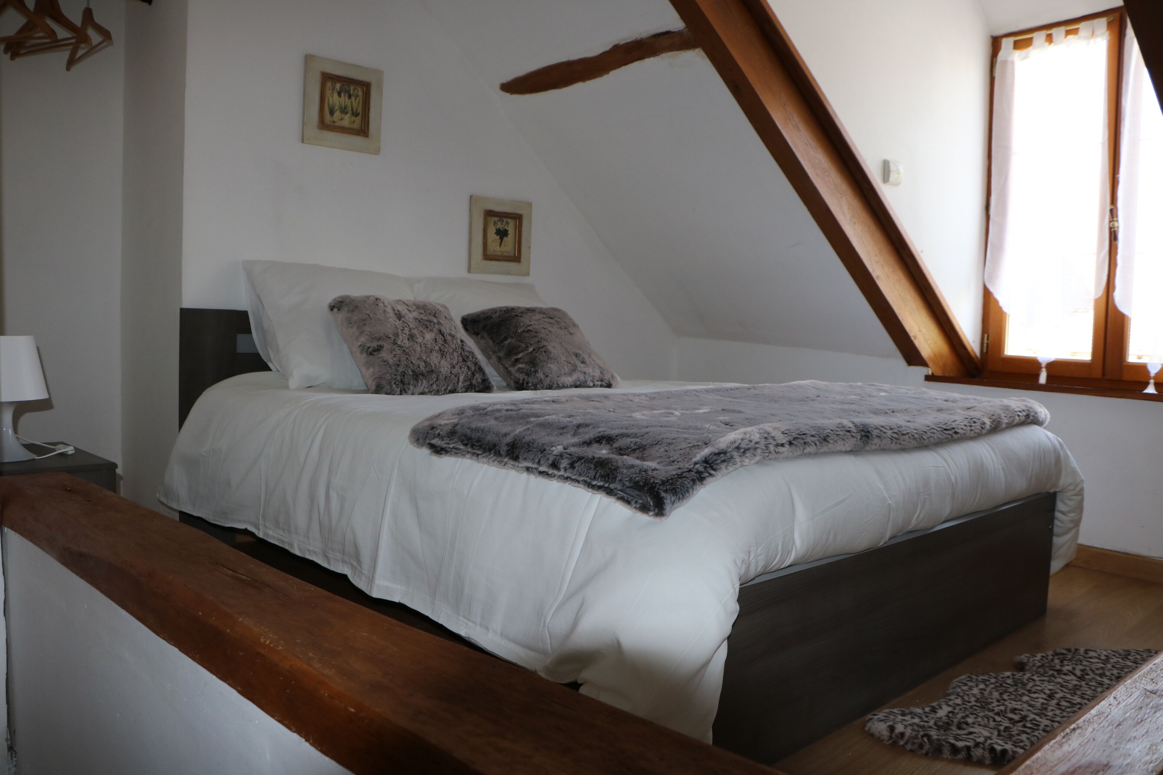 Chambre avec 1 lit double et salle d'eau privée