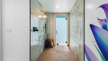 Premium Studio Suite | Bathroom shower