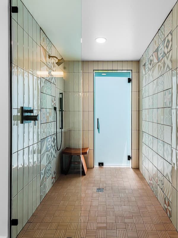 Premium Studio Suite | Bathroom shower