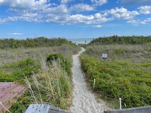 On the beach - Seabreeze 3 BR Oceanfron Condo with Pool (Myrtle Beach)