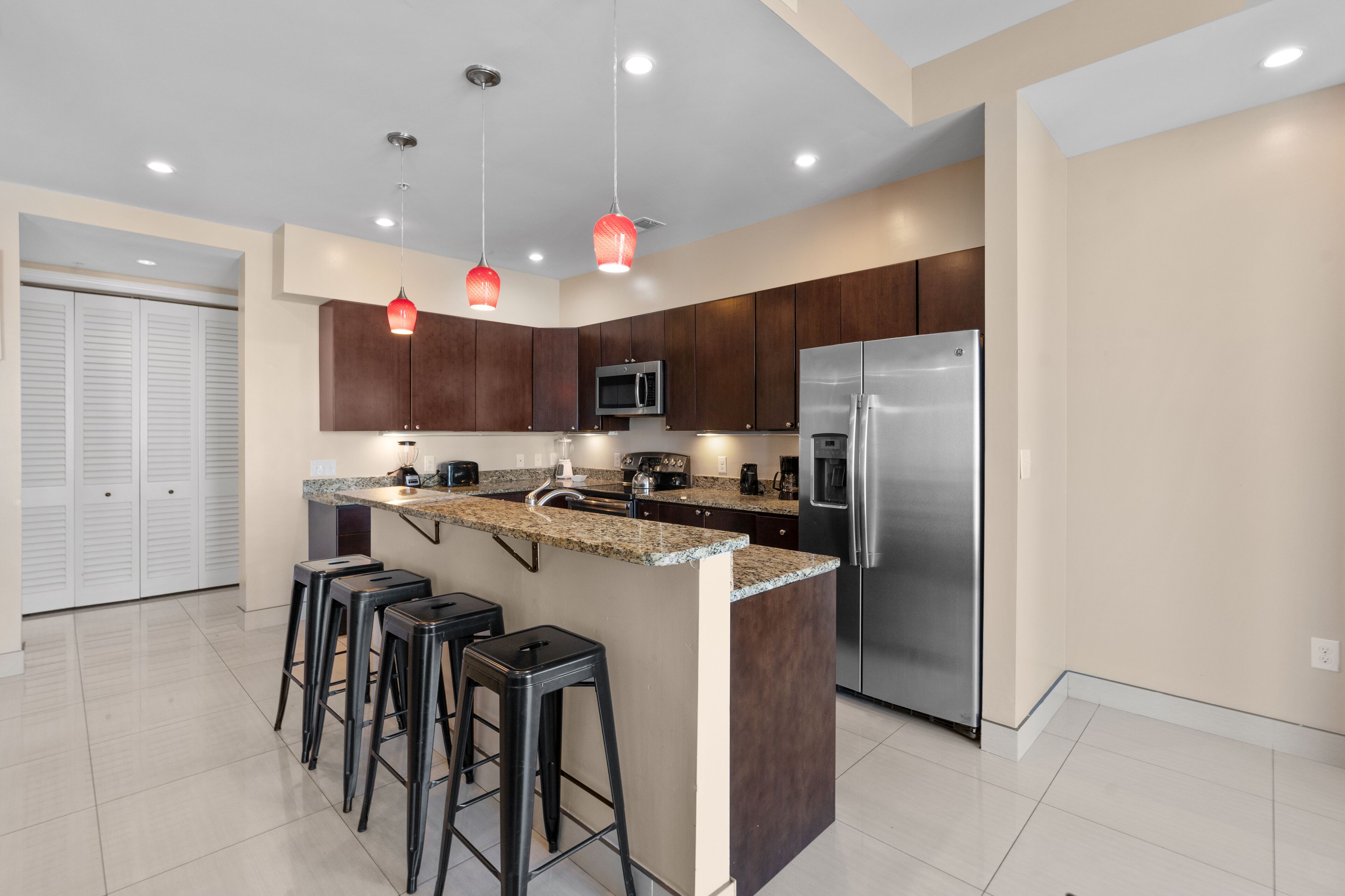 Seabreeze 3 BR Oceanfron Condo with Pool