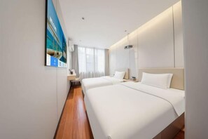 A hotel room with two beds, a large window, and a painting on the wall. - Shenzhen Guihua Hotel (Fubao Subway Station Branch) (Shenzhen)