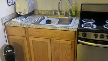 Réfrigérateur, micro-ondes, plaque de cuisson, lave-vaisselle