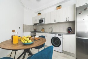 Micro-ondes, four, plaque de cuisson, cafetière/bouilloire
