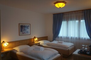 Espacio para trabajar con laptop, wifi gratis y ropa de cama 