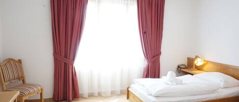 Basic Double or Twin Room | Laptop workspace, free WiFi, bed sheets