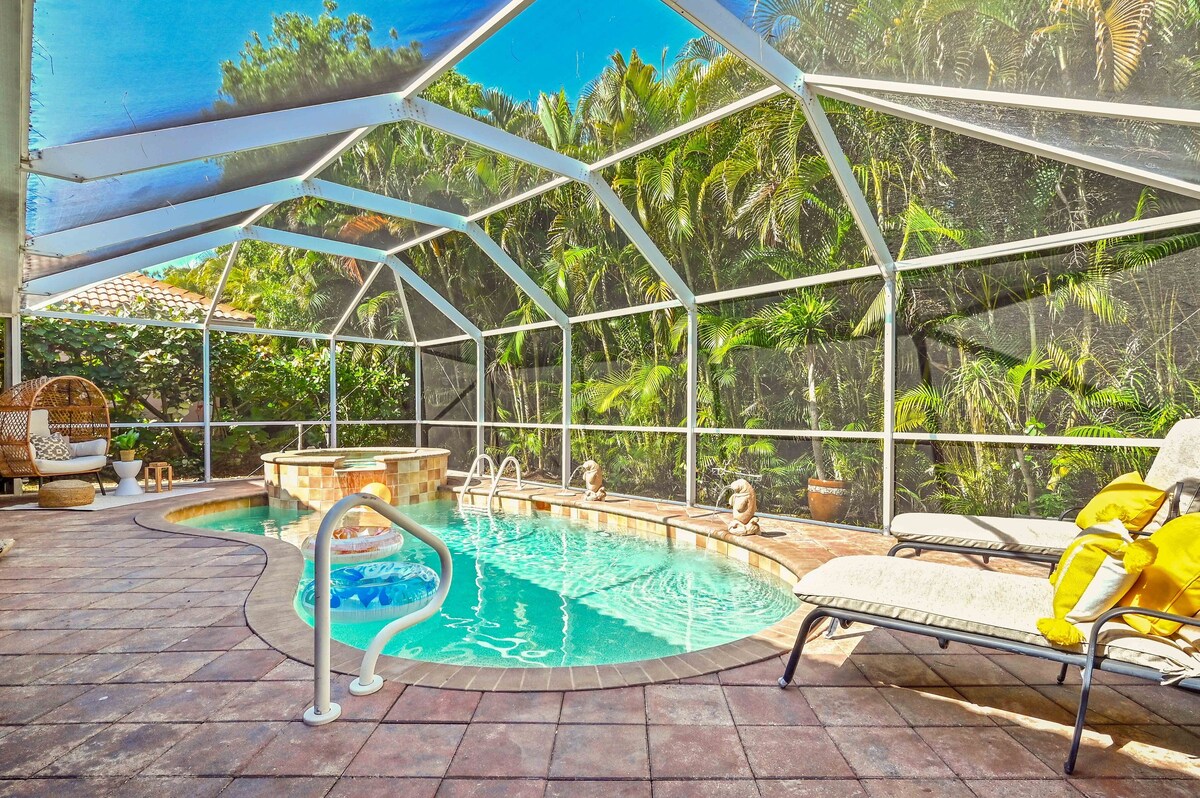 Rare Find! Tropical Garden Lux Villa -heated pool and spa-12 min from the beach!