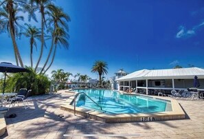 Una piscina al aire libre, una piscina climatizada