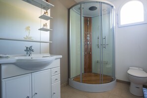 Een douche, een bubbelbad, een haardroger, zeep