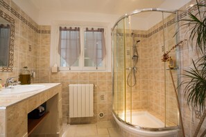 Dusche, Whirlpool, Haartrockner, Seife