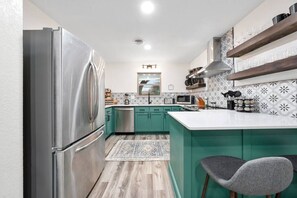 Réfrigérateur, micro-ondes, four, plaque de cuisson