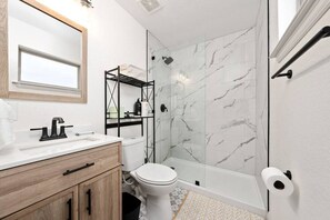 Badewanne, Haartrockner, Handtücher, Seife