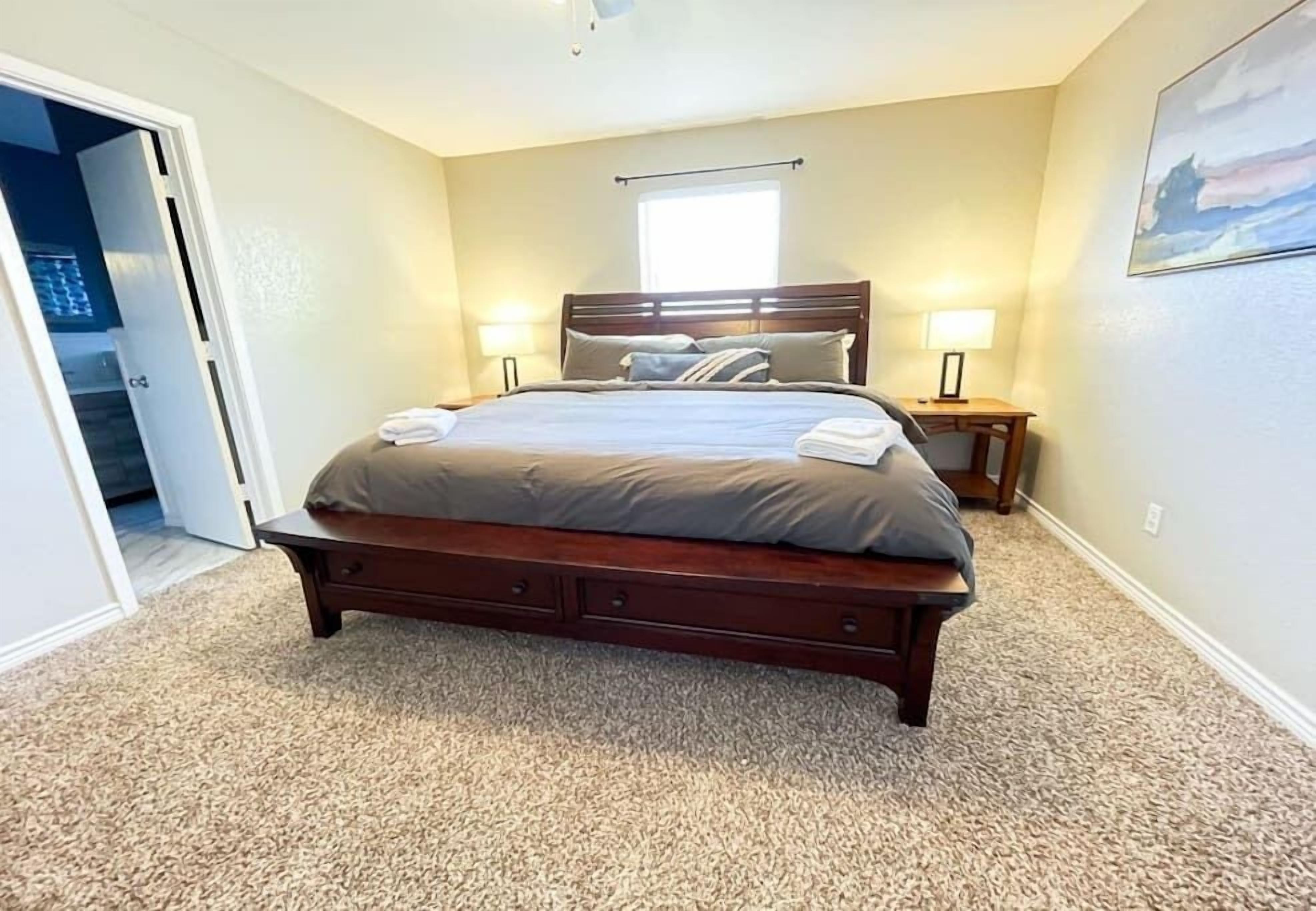 3 多间卧室、办公桌、熨斗/熨衣板、旅行婴儿床