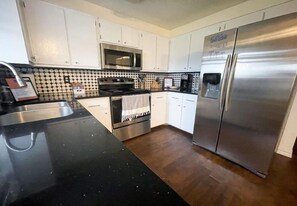 Jääkaappi, mikroaaltouuni, uuni, liesi