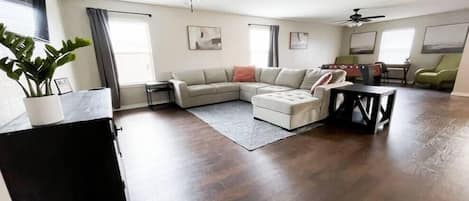 Télévision, livres, espaces bureaux