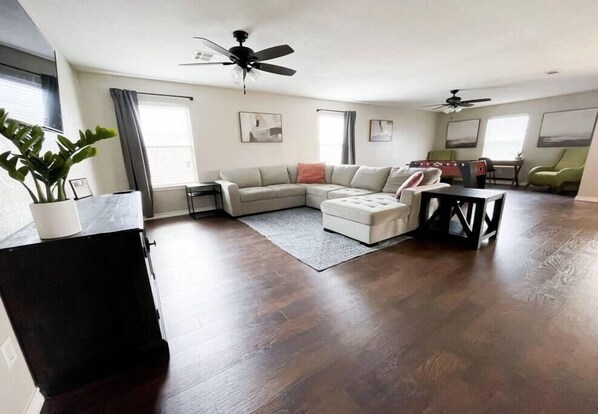 Televisio, kirjoja, työhuone