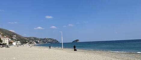 Una spiaggia nelle vicinanze