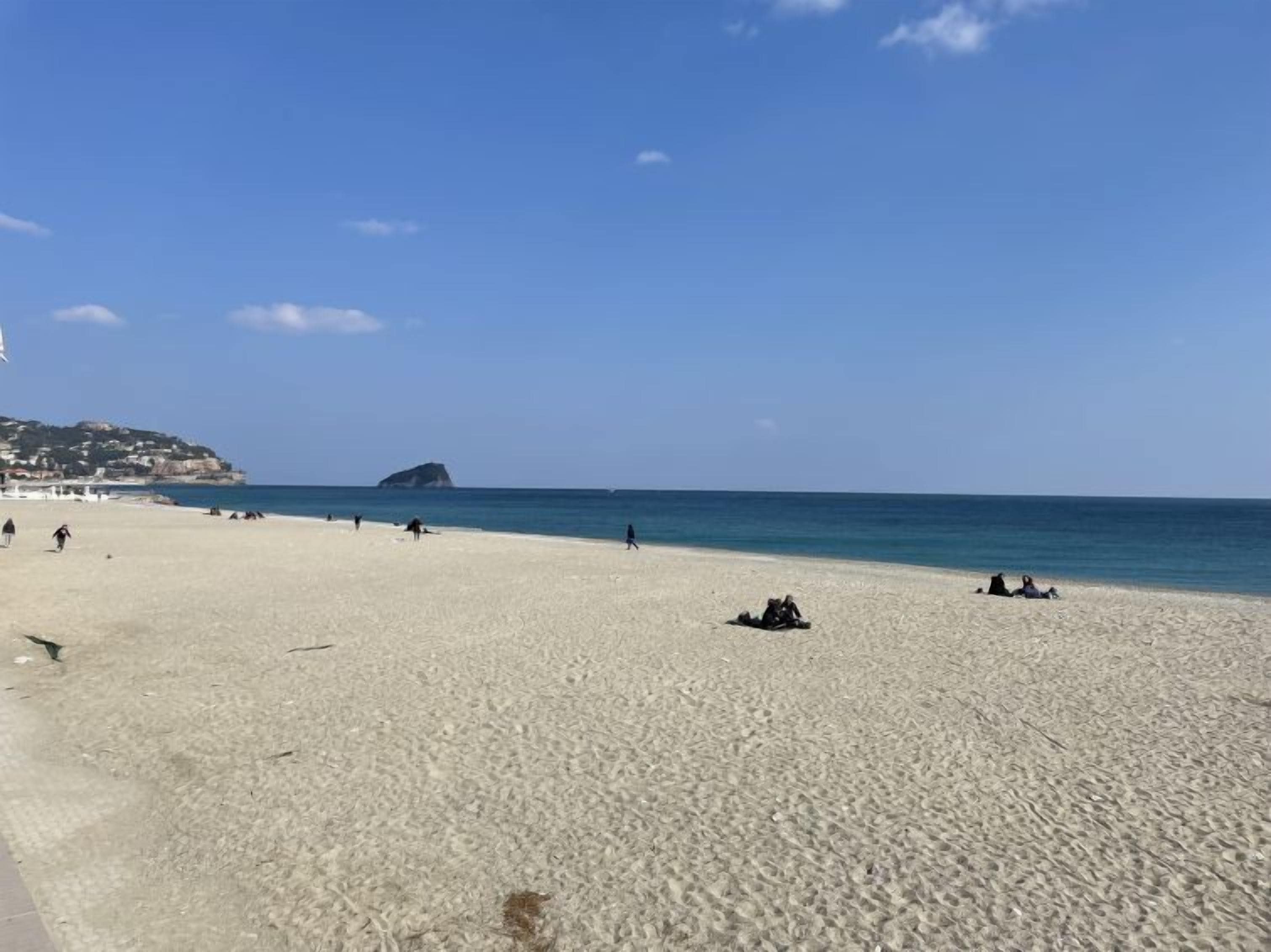 Una spiaggia nelle vicinanze
