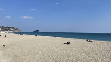 Una spiaggia nelle vicinanze