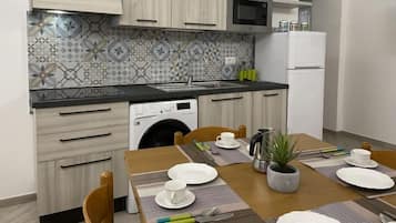 Réfrigérateur, micro-ondes, batterie de cuisine, vaisselle et ustensiles