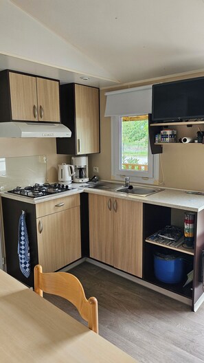 Réfrigérateur, micro-ondes, plaque de cuisson, cafetière/bouilloire