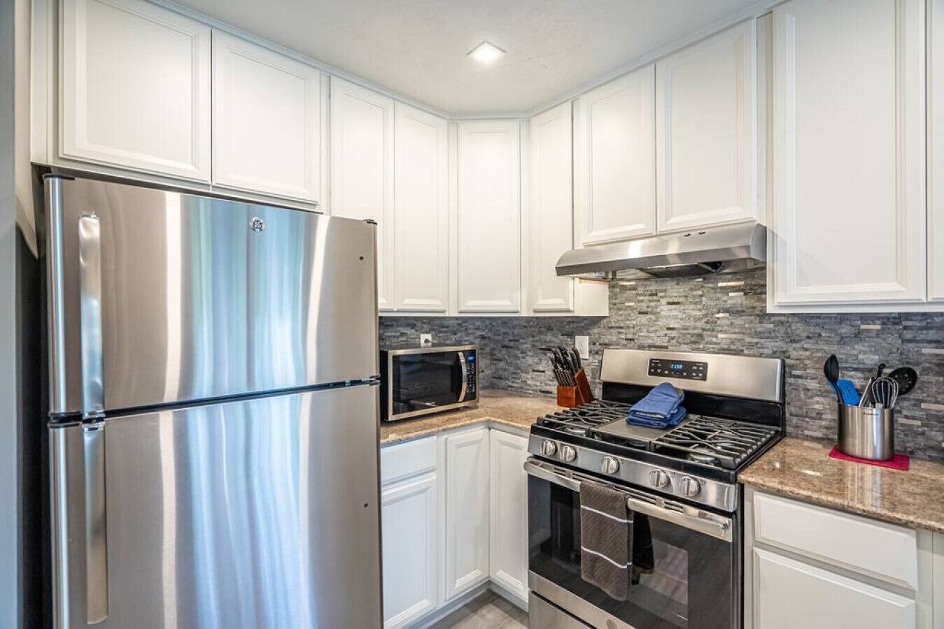 ثلاجة، ميكروويف، فرن، موقد طهي مسطح