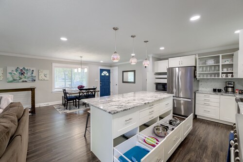 Spacious home with King bed - mins to Stadiums