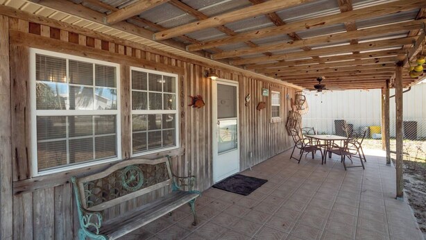 Outdoor dining - Cypress Cottage in the heart of Steinhatchee! Fenced in yard! (Steinhatchee)