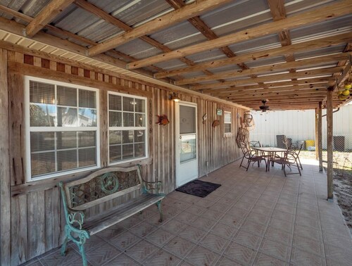 Cypress Cottage in the heart of Steinhatchee! Fenced in yard!