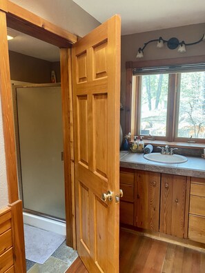 Douche, serviettes fournies, savon, papier toilette