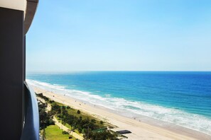 Beach nearby - Rhapsody by the Sea: 360° Ocean Views, Pool & Gym (Surfers Paradise)