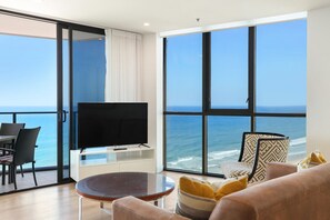 TV - Rhapsody by the Sea: 360° Ocean Views, Pool & Gym (Surfers Paradise)