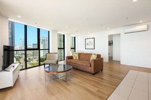 TV - Rhapsody by the Sea: 360° Ocean Views, Pool & Gym (Surfers Paradise)