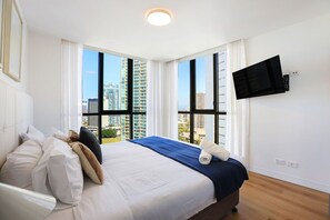 2 bedrooms, iron/ironing board, WiFi, bed sheets - Rhapsody by the Sea: 360° Ocean Views, Pool & Gym (Surfers Paradise)