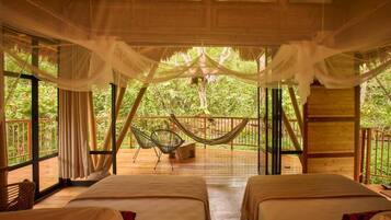 Panorama huisje | Hypoallergeen beddengoed, een minibar, een bureau, een laptopwerkplek