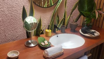 Douche, douche à « effet pluie », sÚche-cheveux, peignoirs