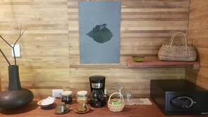 Ropa de cama hipoalergénica, minibar, escritorio