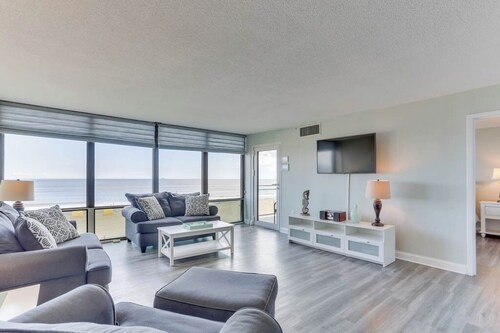 Updated 3rd Floor Oceanfront Condo on the Boardwalk w/Pool