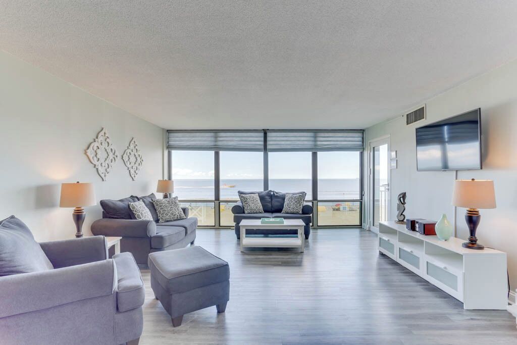 Updated 3rd Floor Oceanfront Condo On The Boardwalk W/pool - 버지니아비치