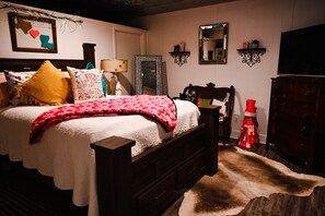 2 bedrooms, iron/ironing board, free WiFi, bed sheets - The Perfect Location! In Jefferson TX. (Jefferson)