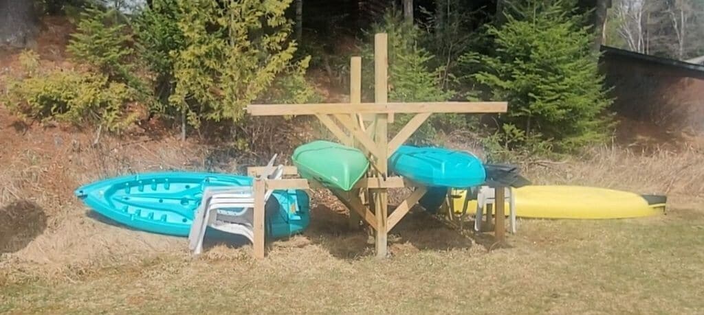 Une structure en bois comprenant trois piscines gonflables de couleurs différentes.