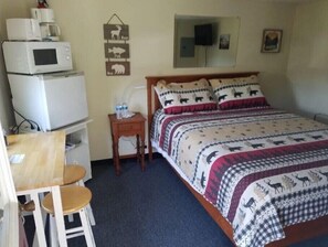 1 bedroom, desk, WiFi, bed sheets