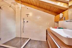 Dusche, Haartrockner, Handtücher, Seife
