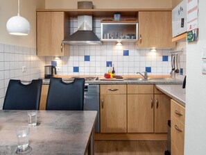 Kühlschrank, Geschirrspüler, Kochgeschirr/Geschirr/Besteck
